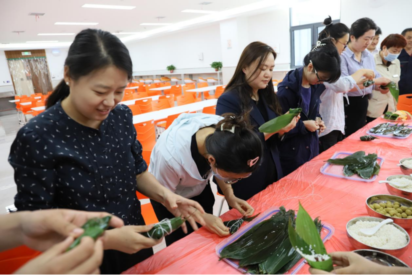 濃濃端午情 關(guān)愛暖人心——陜西直升機產(chǎn)業(yè)發(fā)展園開展端午節(jié)體驗、慰問系列活動